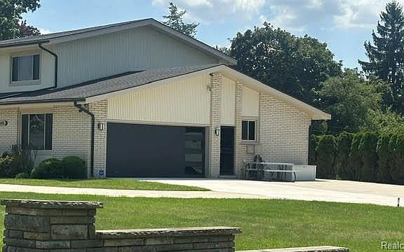 4th image of 23345 Thorncliffe St