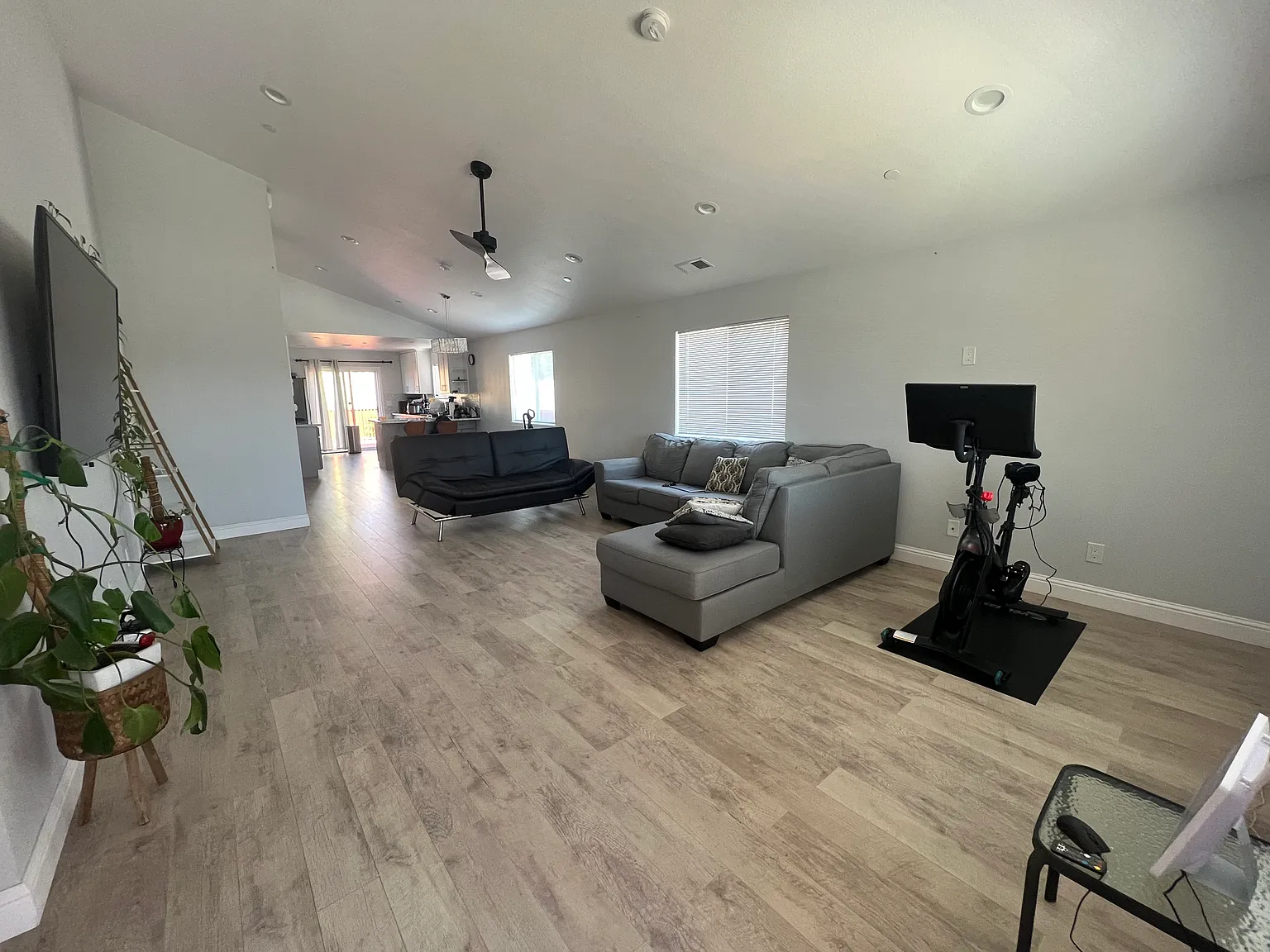3 bed, 1300 sqft, $3,850 — Photo 2
