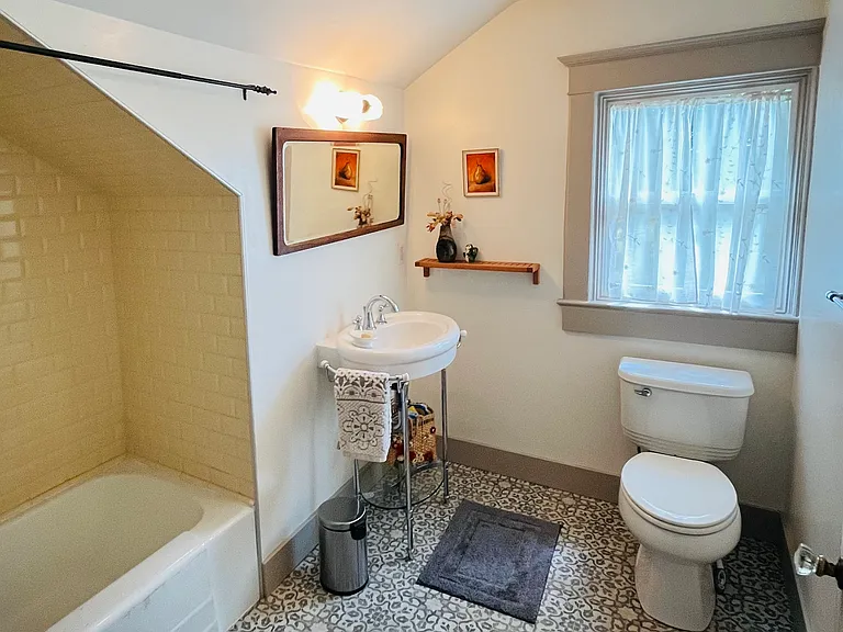 Middle bathroom with tub/shower combo