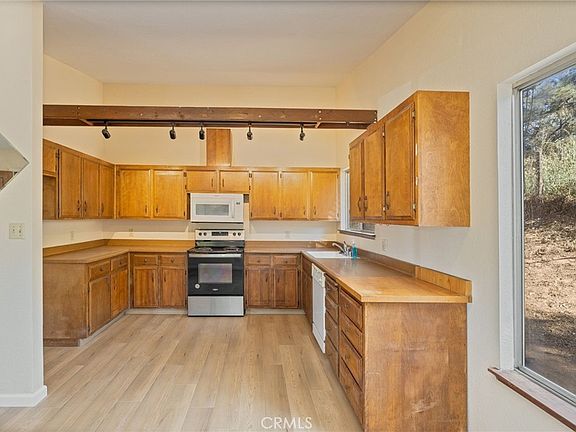 4th image of 49832 Pierce Dr