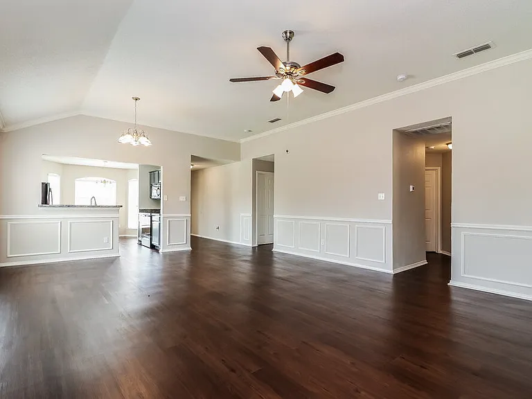 2844 Claremont Dr — Photo 2