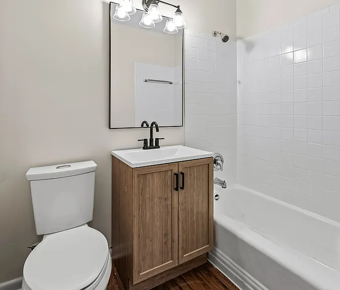 325 E Lake St — Photo 4
