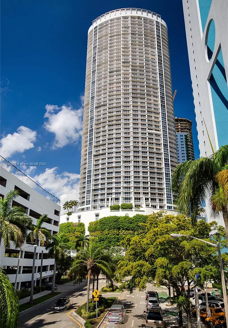 Opera Tower Condo — Photo 2