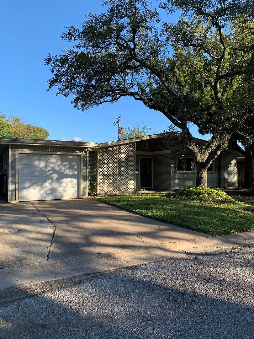 Lovely ranch style property with an inground pool — Photo 1