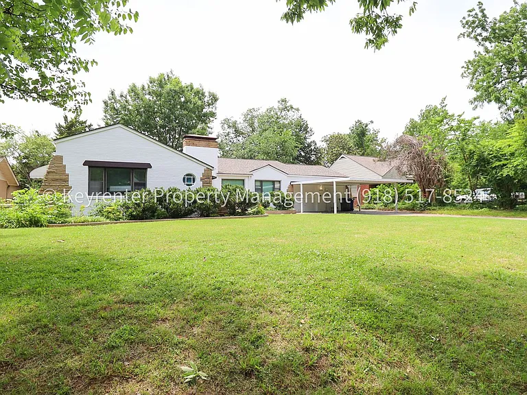 1426 E 32nd Pl — Photo 3