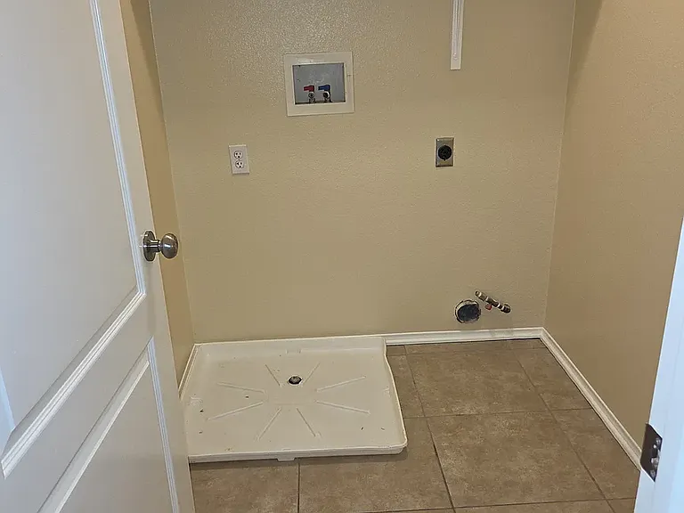 3920 Bluff St — Photo 16