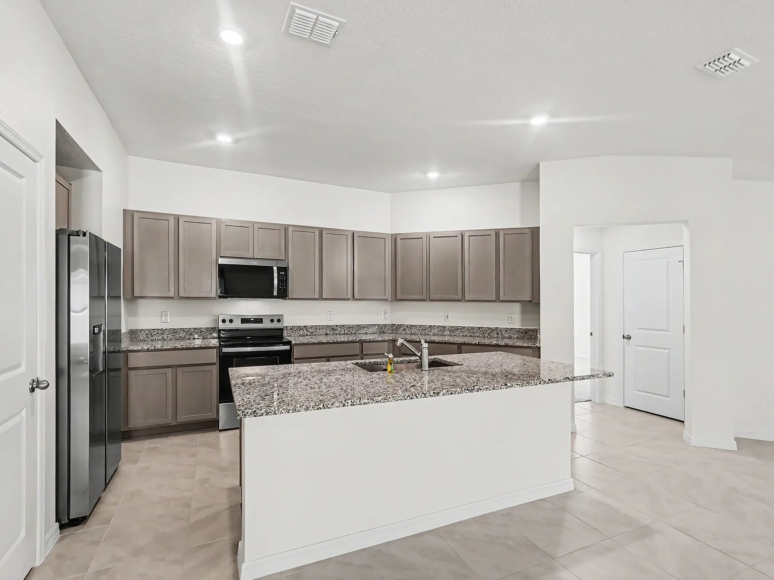 4 bed, 1989 sqft, $2,300 — Photo 3
