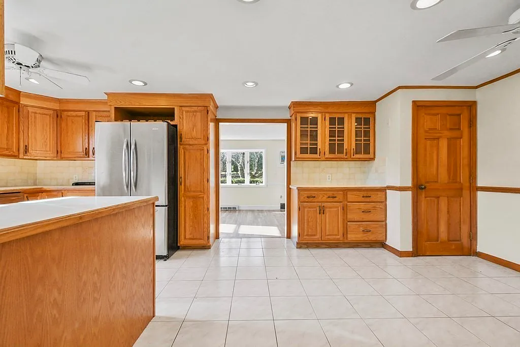 4 bed, 2.5 bath, 3270 sqft, $4,500 — Photo 4