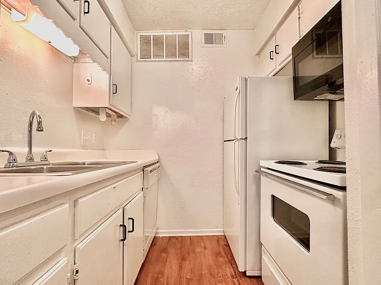 Marian Condos — Photo 62