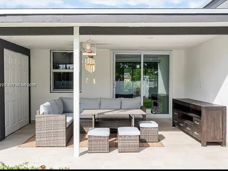 2242 Taft St — Photo 3
