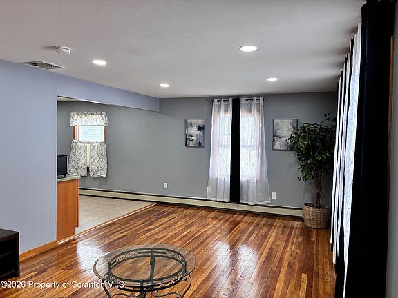 5th image of 290 Marguerite St