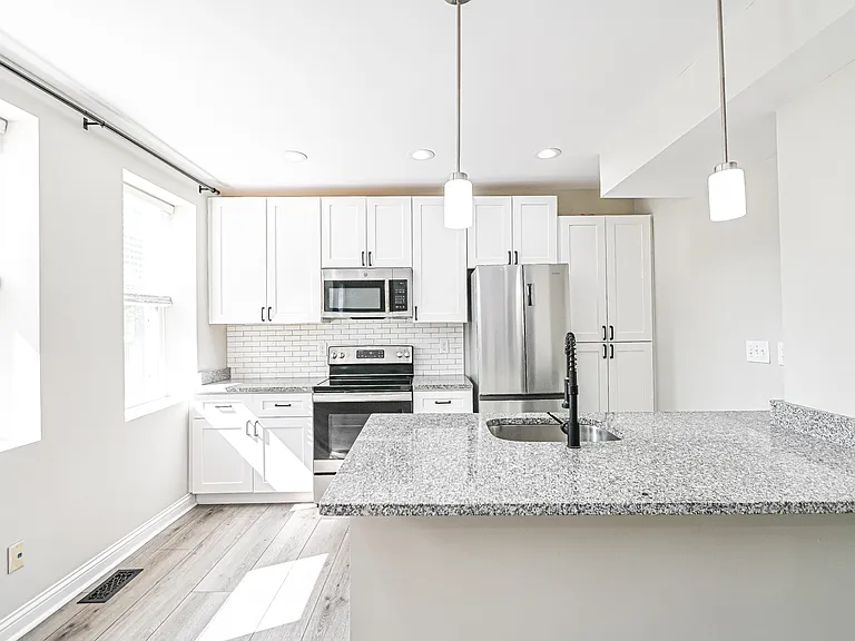 2823 Ashland Ave — Photo 3