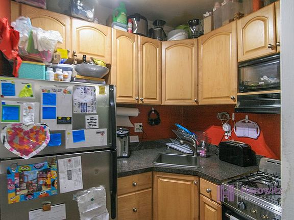 3rd image of 3083 Crescent St APT 3A