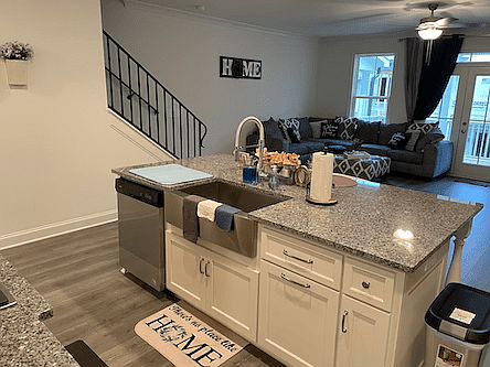 4th image of 827 Branson St