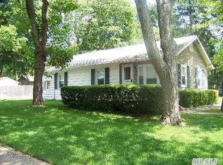 23 Oak St, Ronkonkoma, NY 11779