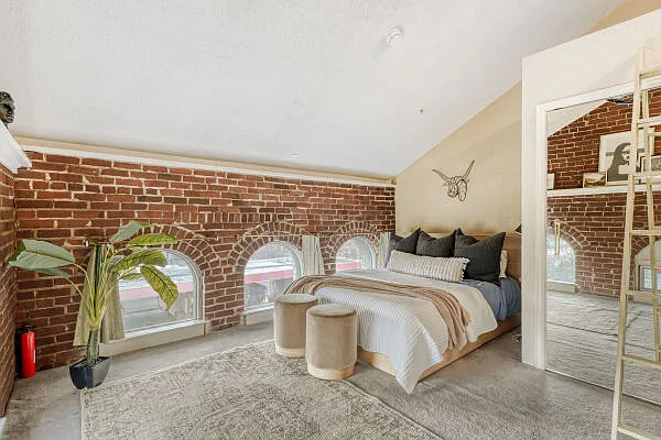 1 bed, 692 sqft, $2,200 — Photo 3