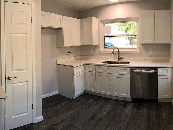 QUARTZ carrera marble countertops! New Samsung dishwasher. Bay window in Kitchen.