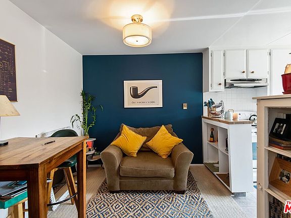 5th image of 2604 N Beachwood Dr APT 6