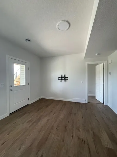 Bright walk out basement unit in Cochrane (L945) — Photo 2
