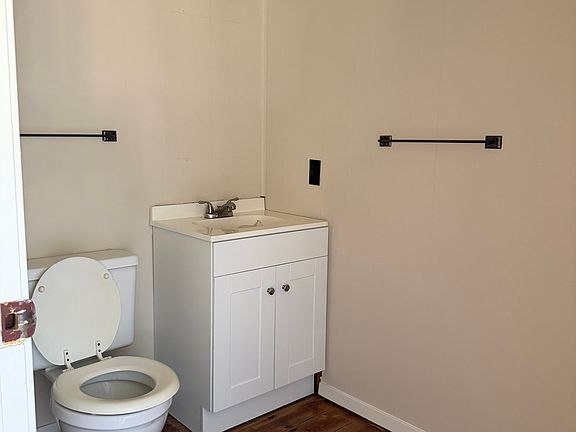 4th image of 418 Broad St