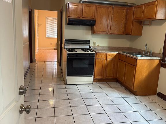 2nd image of 3826 Elm St Unit 1