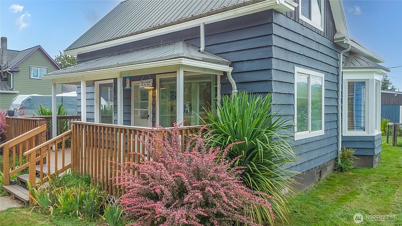 4th image of 209 E Cowlitz Street