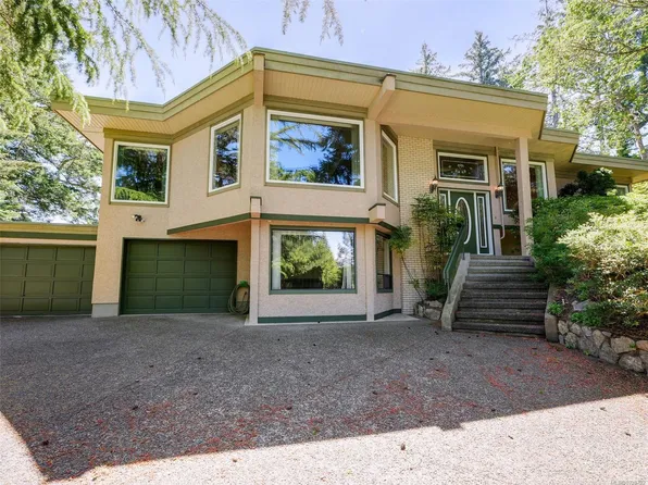 1055 Thistlewood Dr, Saanich, BC V8X 4Z7