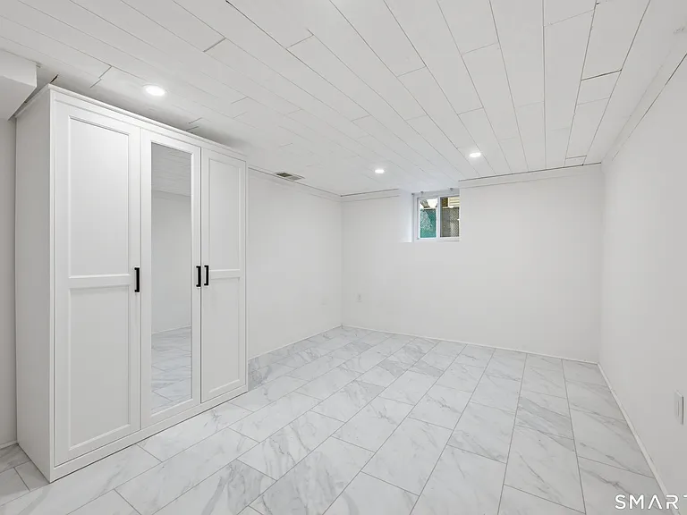 24 Hollow Wood Ln — Photo 13