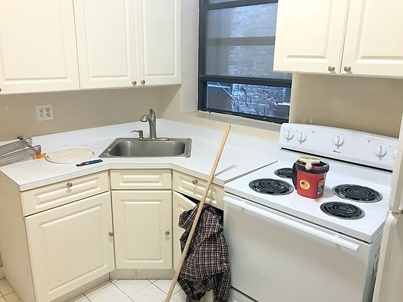5th image of 572 Amsterdam Ave APT 3