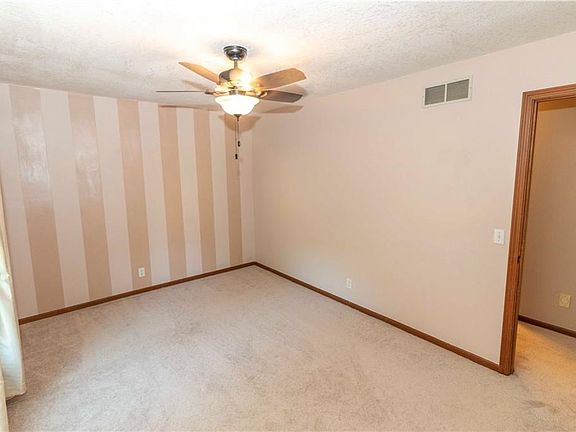 3rd image of 4906 Woodfield Dr