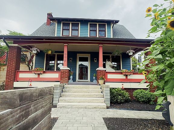 3rd image of 998 Oak St