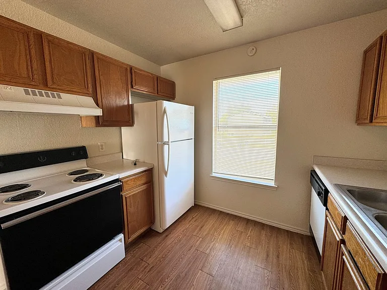 1603 Cedarhill Dr — Photo 6