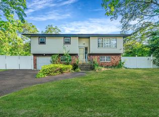 17 Wright St, West Babylon, NY 11704