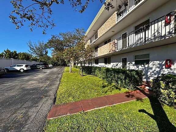 4th image of 6005 Del Lago Circle #105
