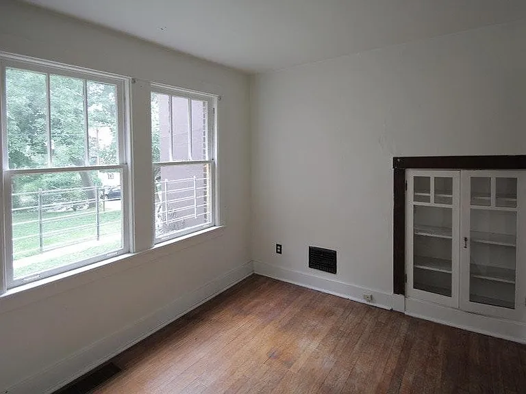 320 Whitney Ave — Photo 2