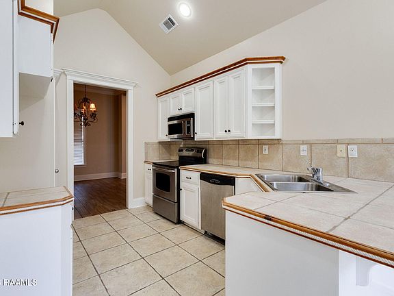 5th image of 202 Cornish Pl