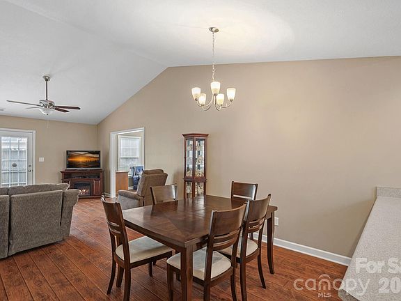 4th image of 2933 Trimble Cir NW