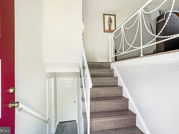 3rd image of 4815 Woodford Ln