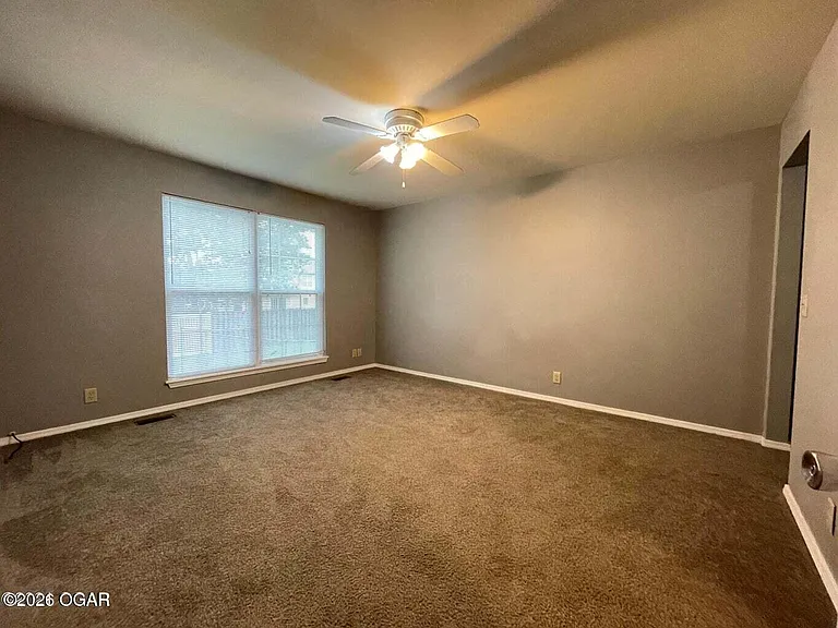 915 Briarview Dr — Photo 8