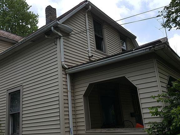 3rd image of 720 Vine Ave NE