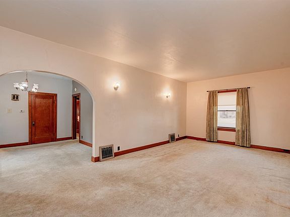 4th image of 609 Okoboji Ave