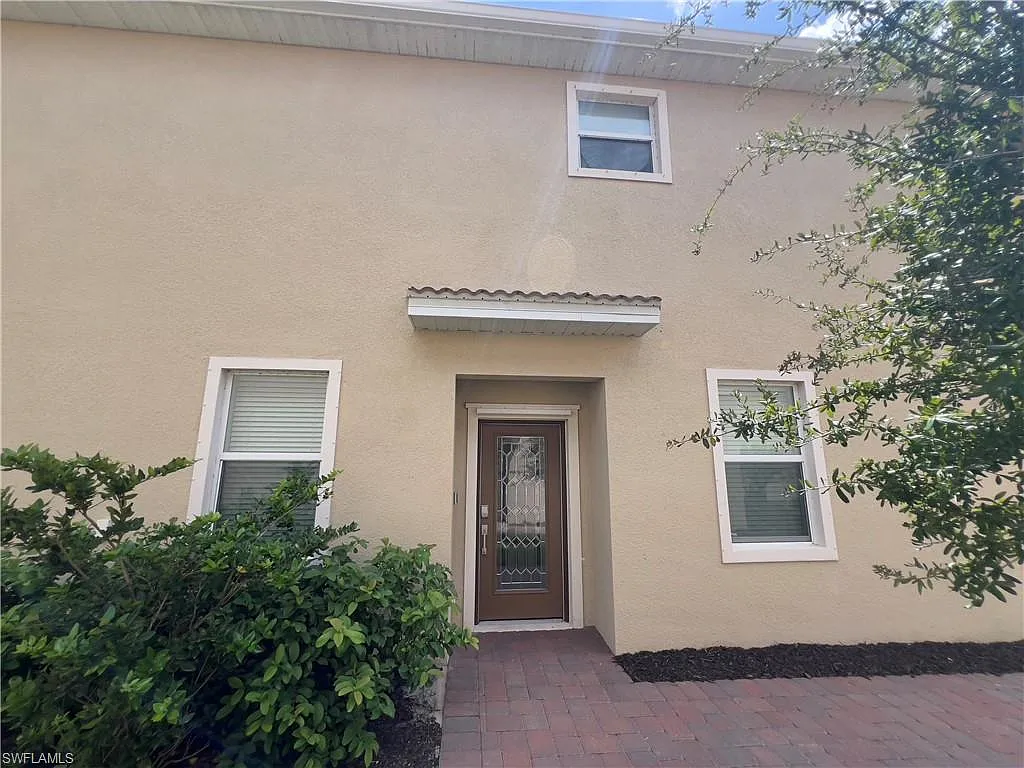 3 bed, 2.5 bath, 1871 sqft, $2,500 — Photo 2