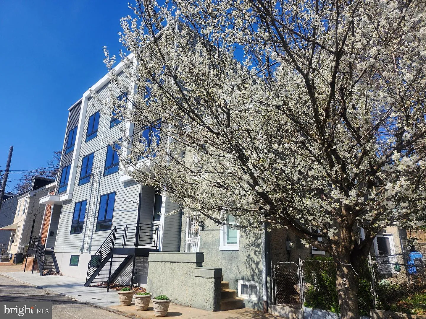 258 E Sharpnack St photo 1