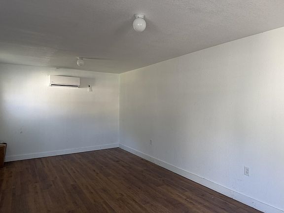 5th image of 103 S Walnut St.