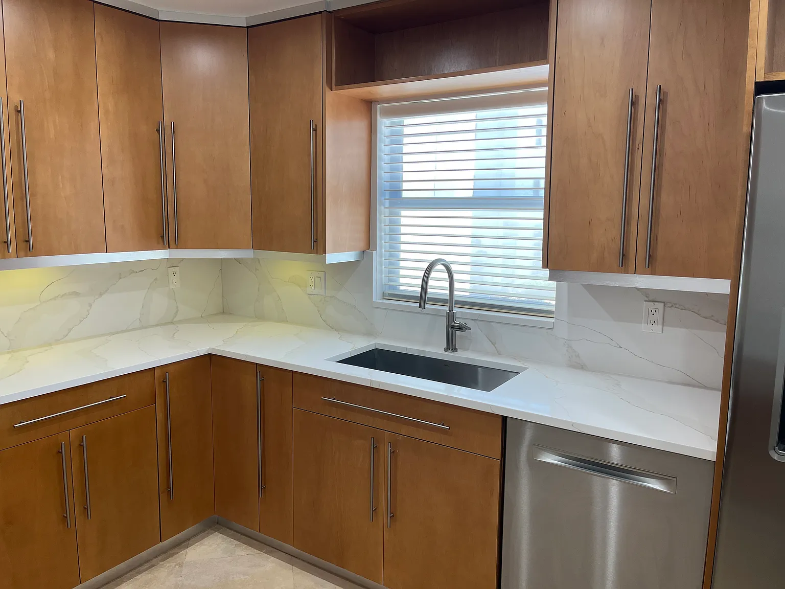 3 bed, 2400 sqft, $6,300 — Photo 3