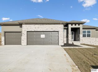 18410 Sycamore Dr, Gretna, NE 68028