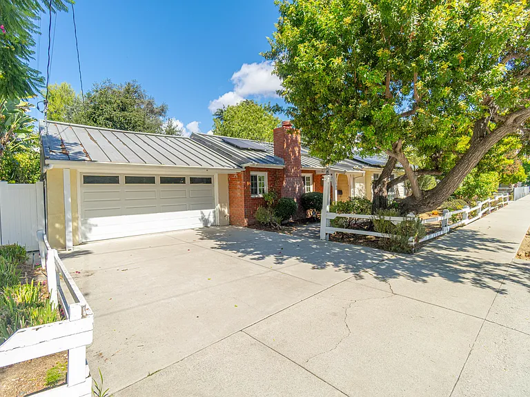 13843 Milbank St — Photo 30