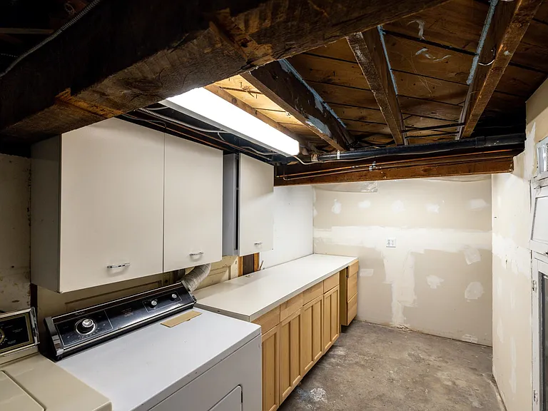 621 E 33rd Ave — Photo 30