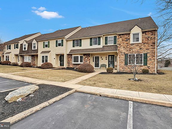 3rd image of 120 Oak Knoll Cir