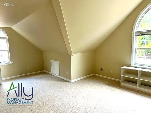 1003 Wintergreen Ln — Photo 2
